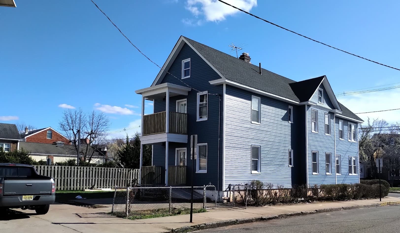 33 GUILDEN ST, BRAND NEW LARGE HOUSE NEAR COLLEGE AVE IS FOR RENT FOR UP TO 17 STUDENTS thumbnail 1