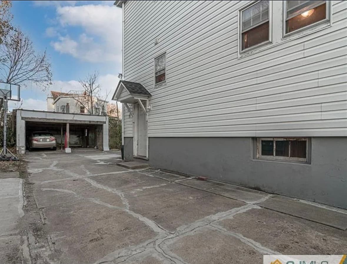 49 Guilden Street, Giant House good for up to 11..tons of parking thumbnail 4