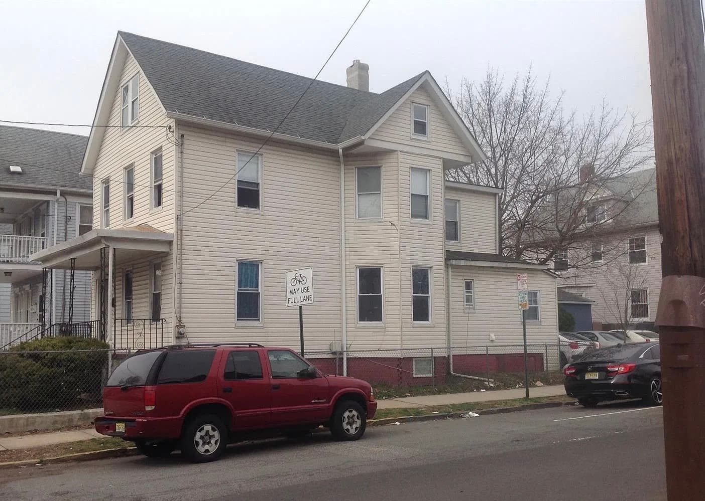 215 Hamilton St, 5 Bed 2 Bath, Fully Renovated, 8-10 mins walk to Yard bus stop, good for 10 people, $6,500/mo thumbnail 1