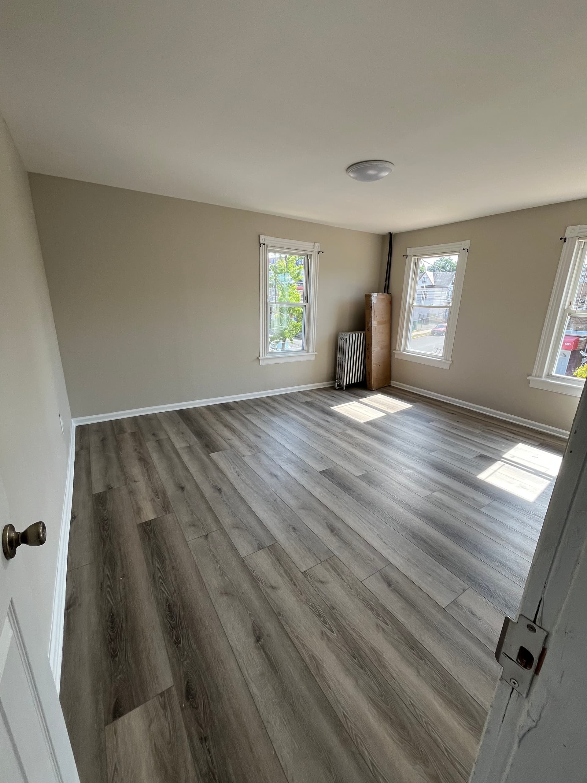 215 Hamilton St, 5 Bed 2 Bath, Fully Renovated, 8-10 mins walk to Yard bus stop, good for 10 people, $6,500/mo thumbnail 2
