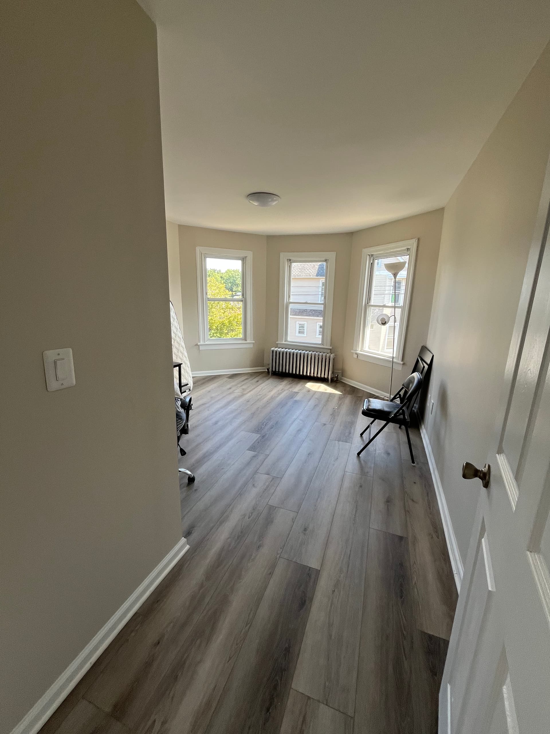 215 Hamilton St, 5 Bed 2 Bath, Fully Renovated, 8-10 mins walk to Yard bus stop, good for 10 people, $6,500/mo thumbnail 3