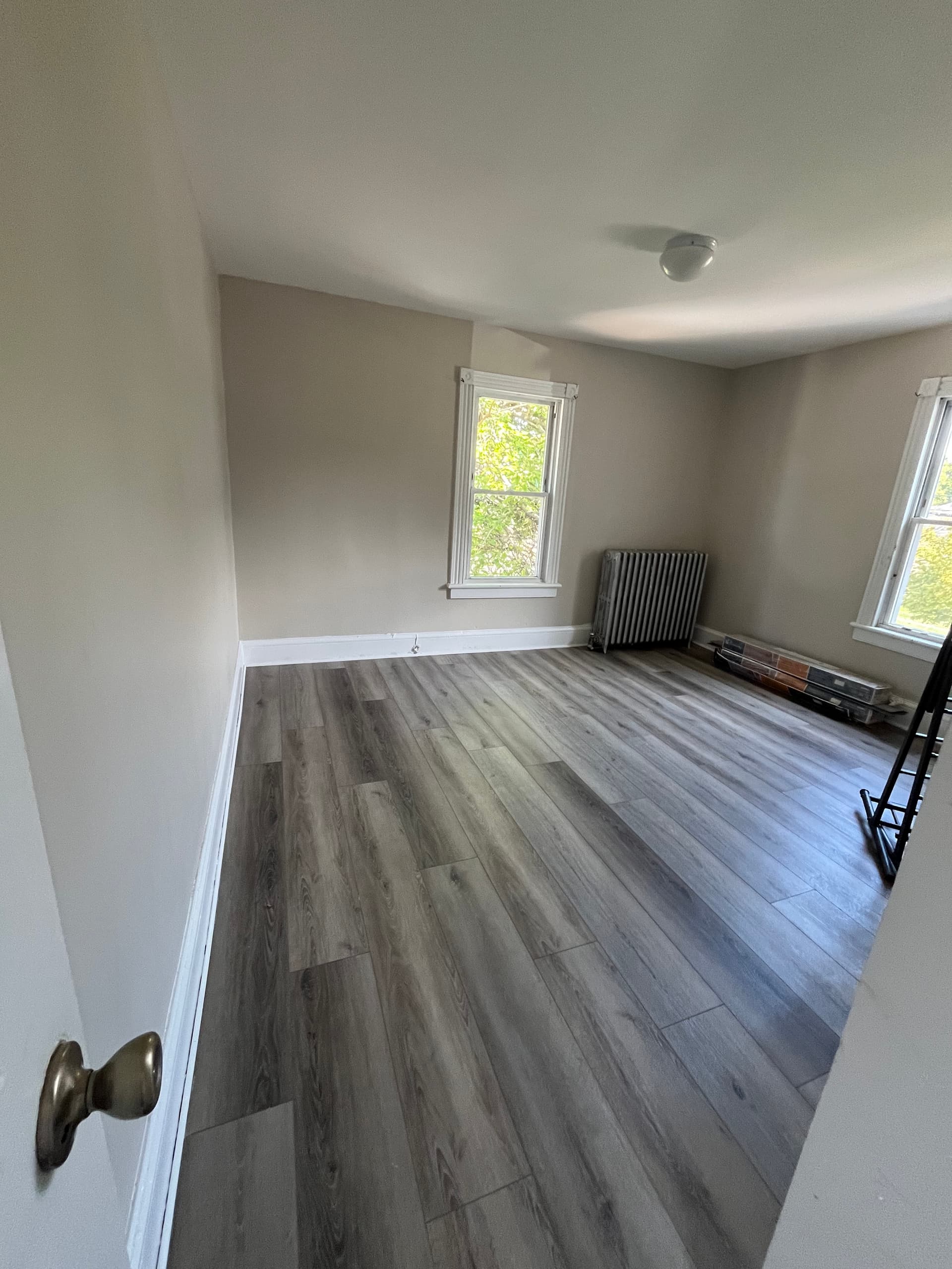 215 Hamilton St, 5 Bed 2 Bath, Fully Renovated, 8-10 mins walk to Yard bus stop, good for 10 people, $6,500/mo thumbnail 4