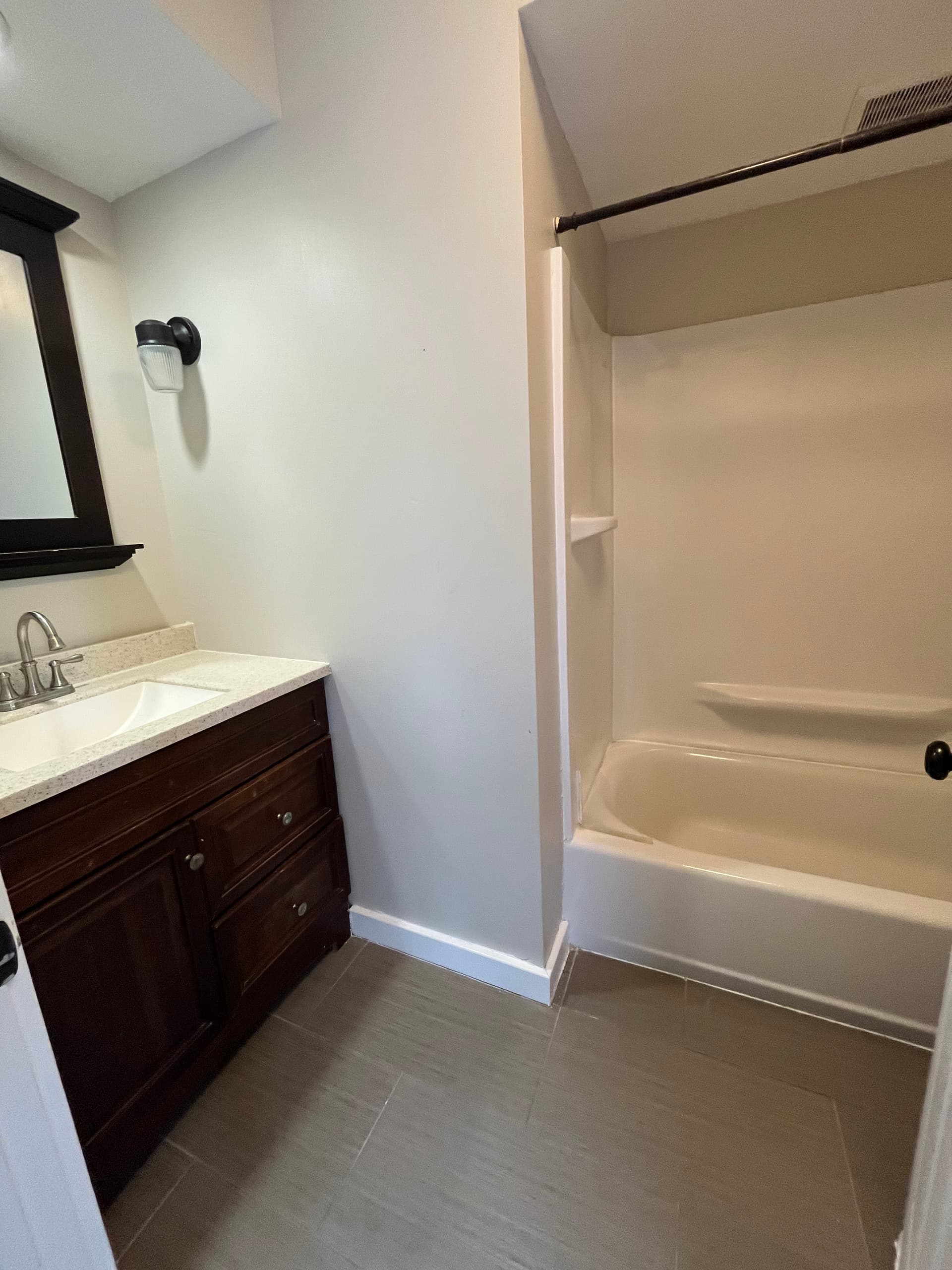 215 Hamilton St, 5 Bed 2 Bath, Fully Renovated, 8-10 mins walk to Yard bus stop, good for 10 people, $6,500/mo thumbnail 5