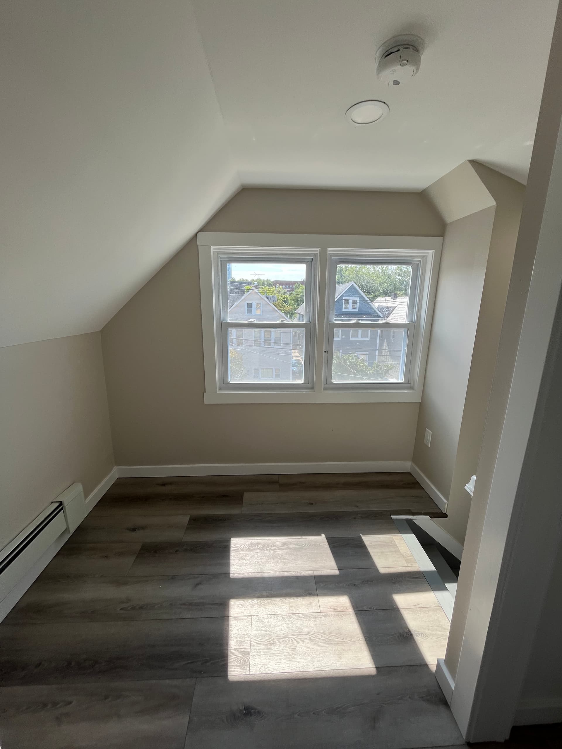 215 Hamilton St, 5 Bed 2 Bath, Fully Renovated, 8-10 mins walk to Yard bus stop, good for 10 people, $6,500/mo thumbnail 7
