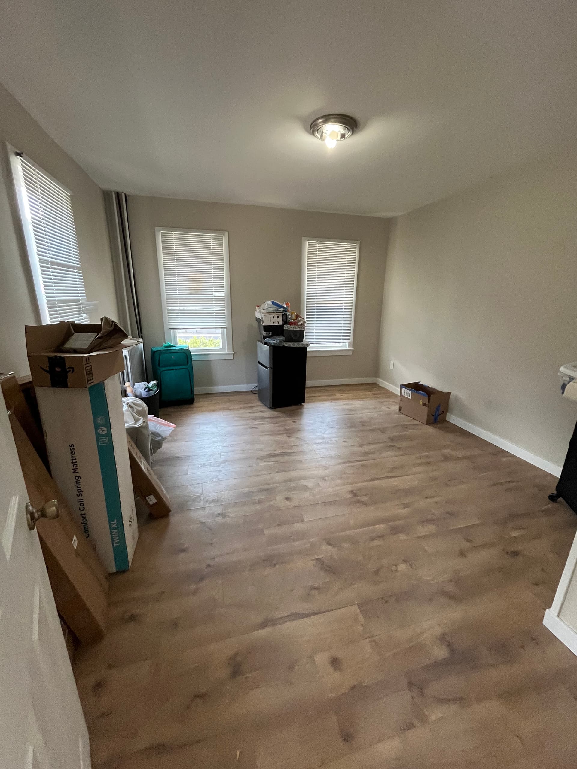 215 Hamilton St, 5 Bed 2 Bath, Fully Renovated, 8-10 mins walk to Yard bus stop, good for 10 people, $6,500/mo thumbnail 10