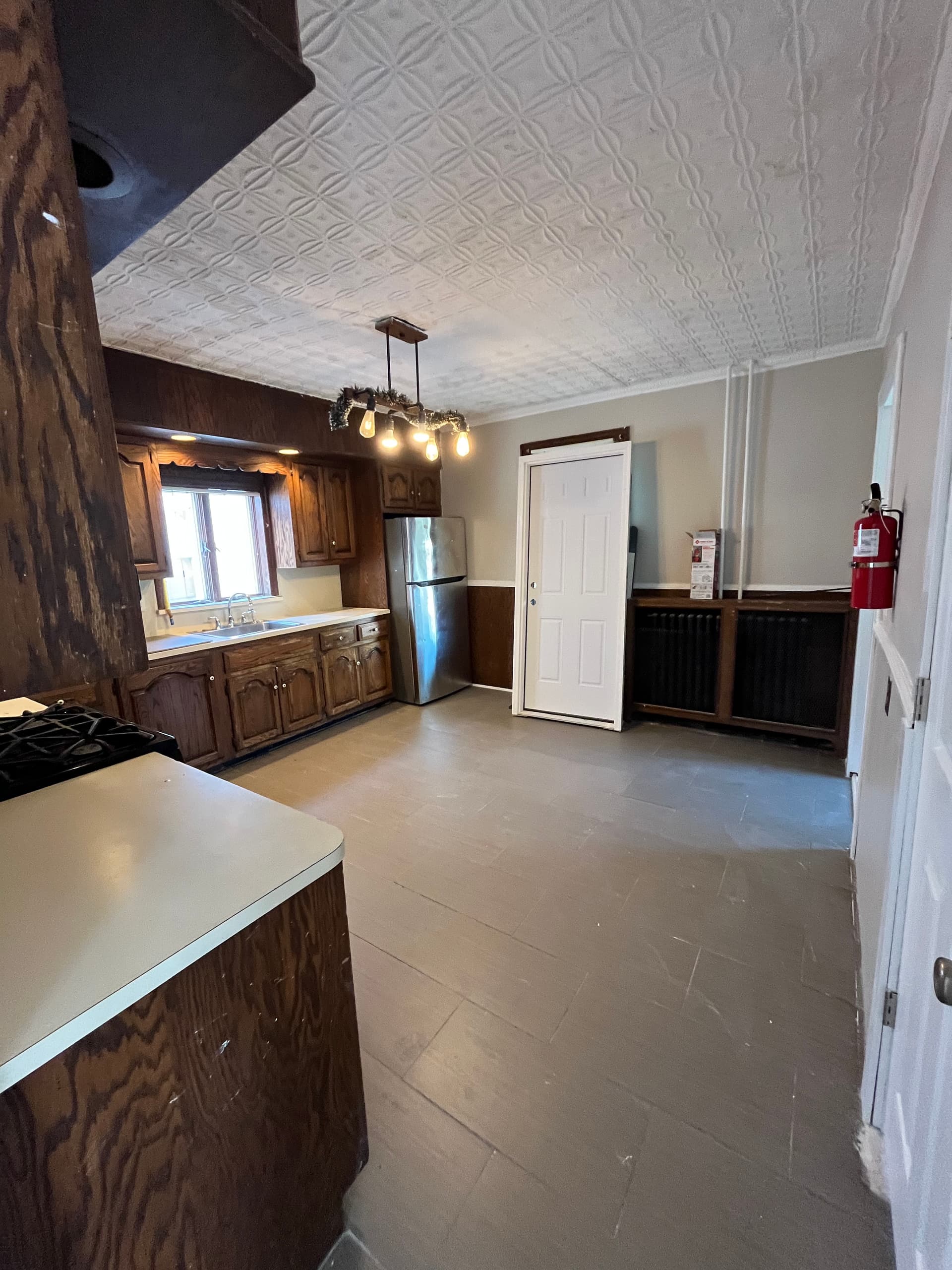 215 Hamilton St, 5 Bed 2 Bath, Fully Renovated, 8-10 mins walk to Yard bus stop, good for 10 people, $6,500/mo thumbnail 11