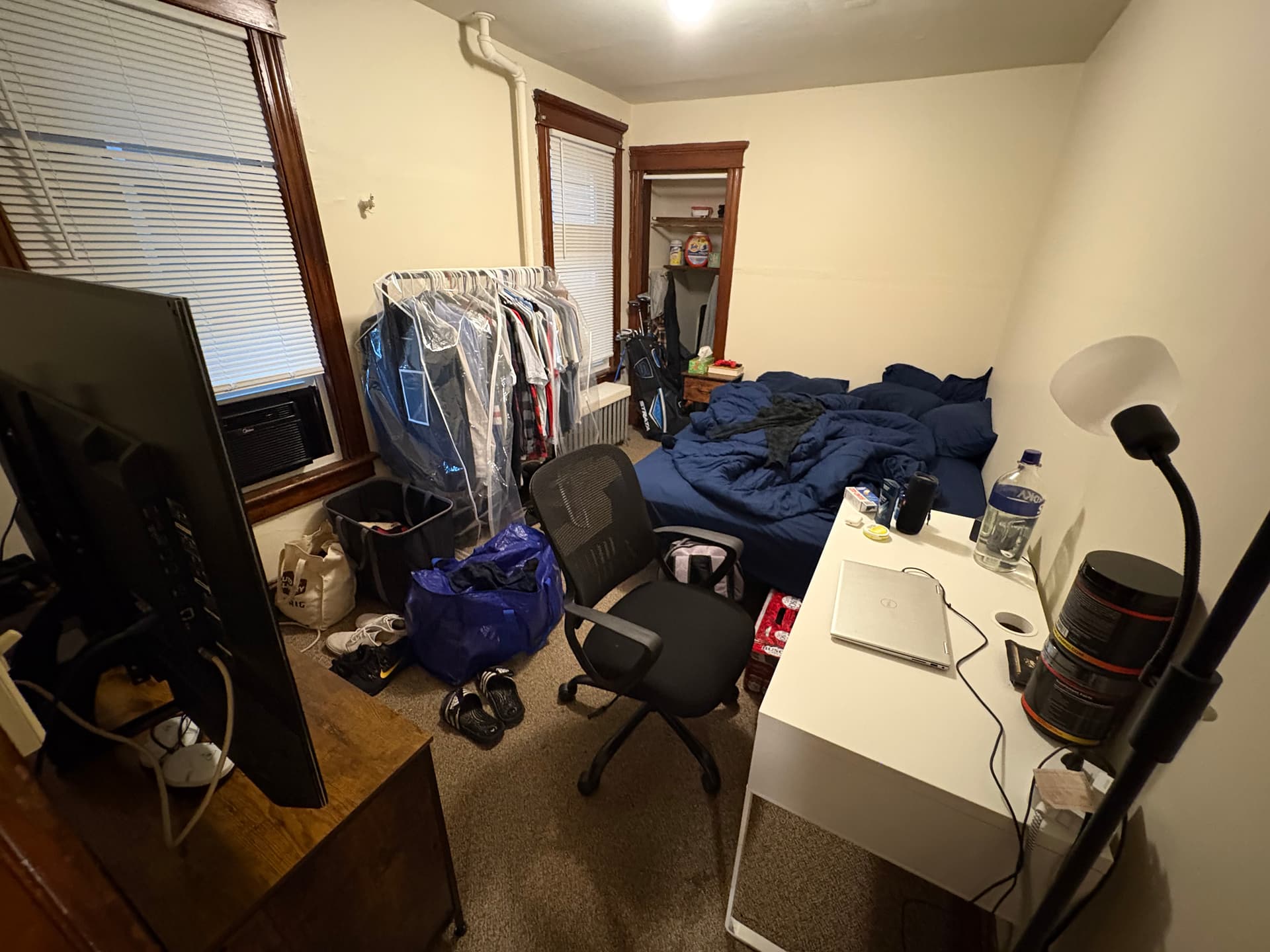 15 Delafield 5 Bedrooms for 7- Large private yard and free onsite laundry. New windows and floors. thumbnail 5