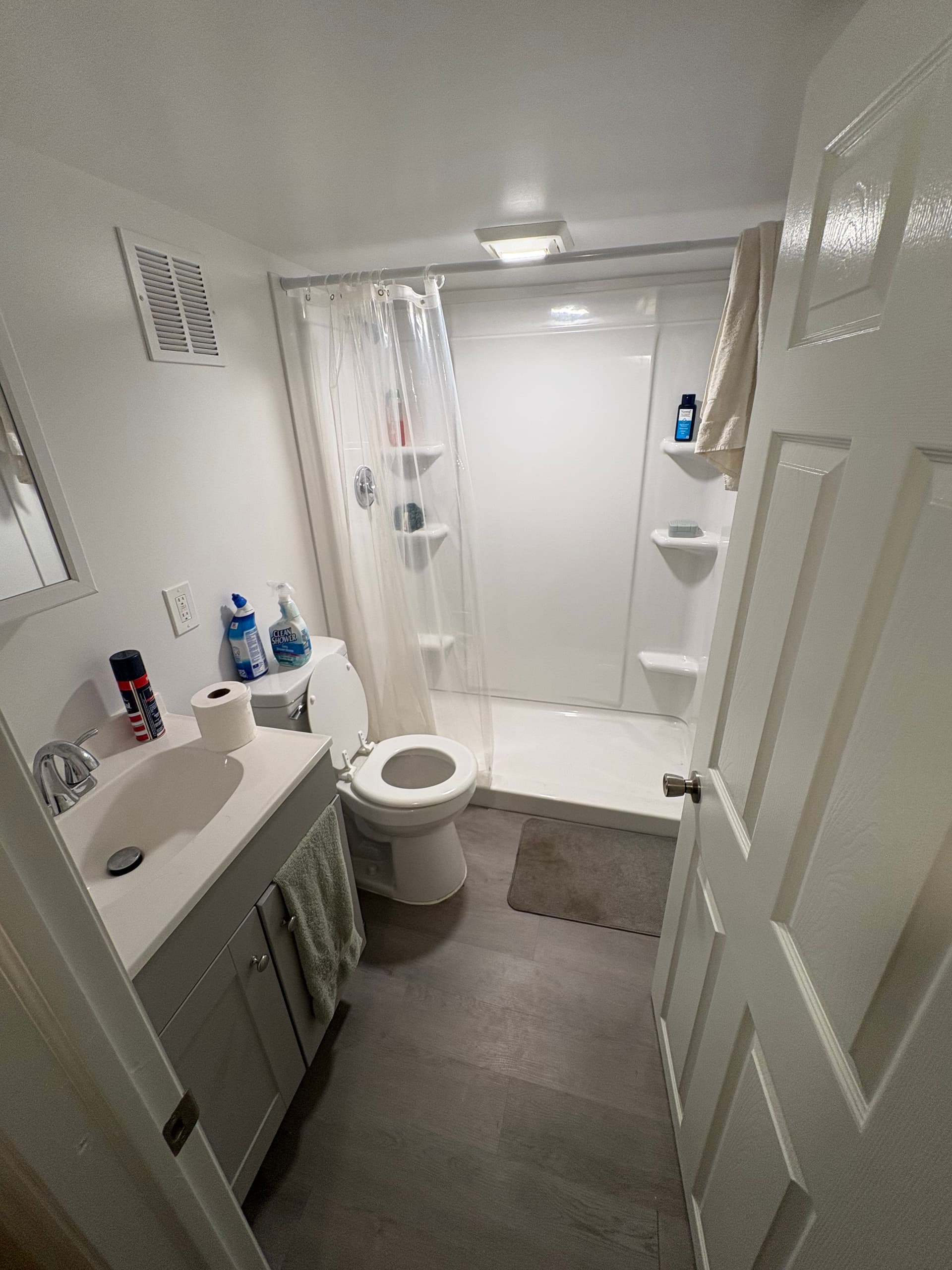 15 Delafield 5 Bedrooms for 7- Large private yard and free onsite laundry. New windows and floors. thumbnail 7