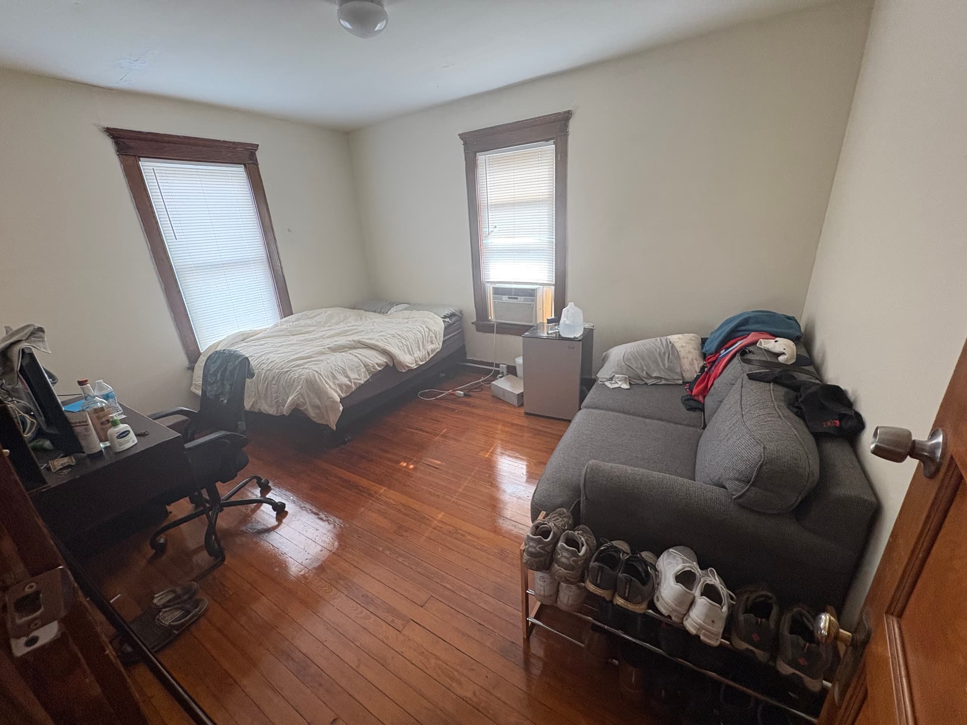 3 Courtlandt: Enormous 8 beds. Legal for 10. 2 1/2 BR. Off street parking for 6 cars. 3 Courtland St thumbnail 3
