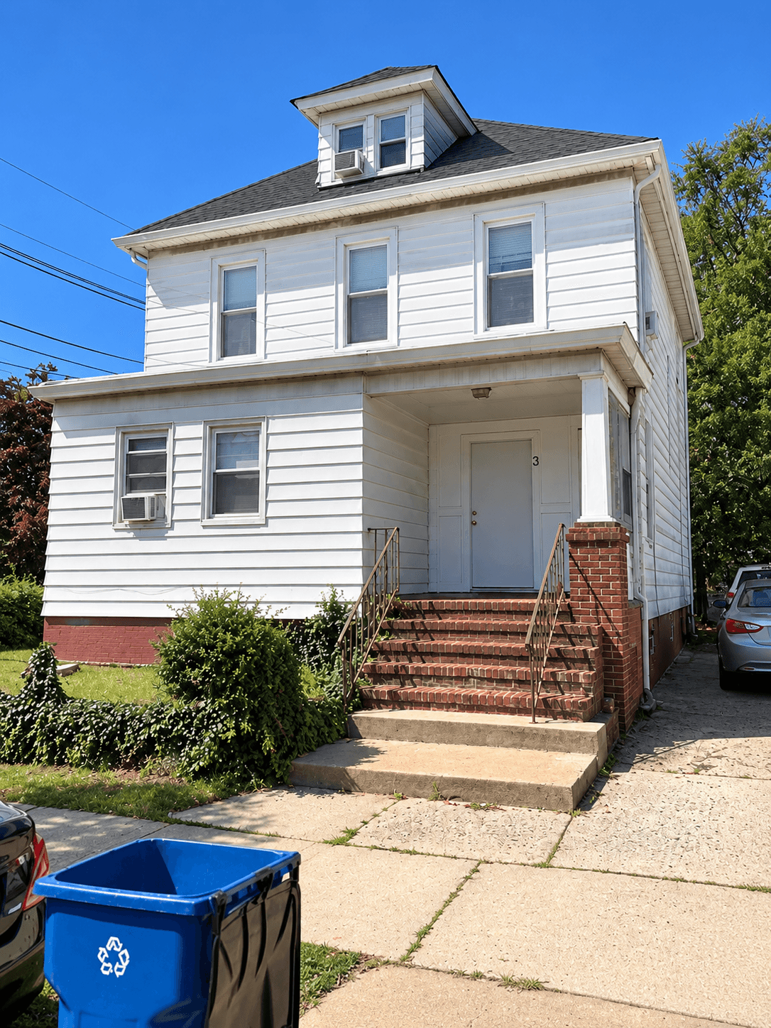 3 Courtlandt: Enormous 8 beds. Legal for 10. 2 1/2 BR. Off street parking for 6 cars. 3 Courtland St thumbnail 1
