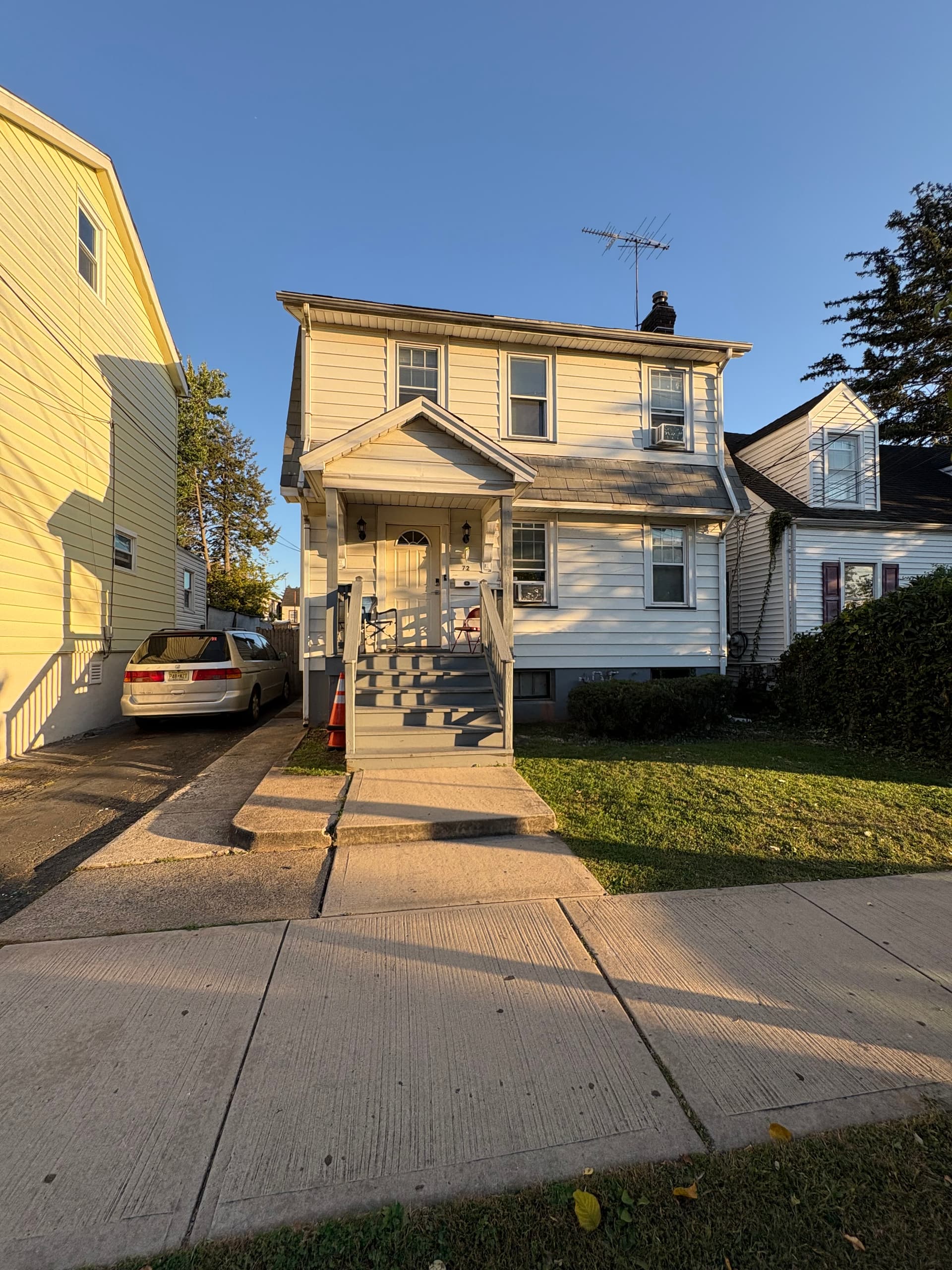 72 Huntington. Huge 6 bedroom, 2 bath house. Large Private yard. Free onsite laundry. thumbnail 1