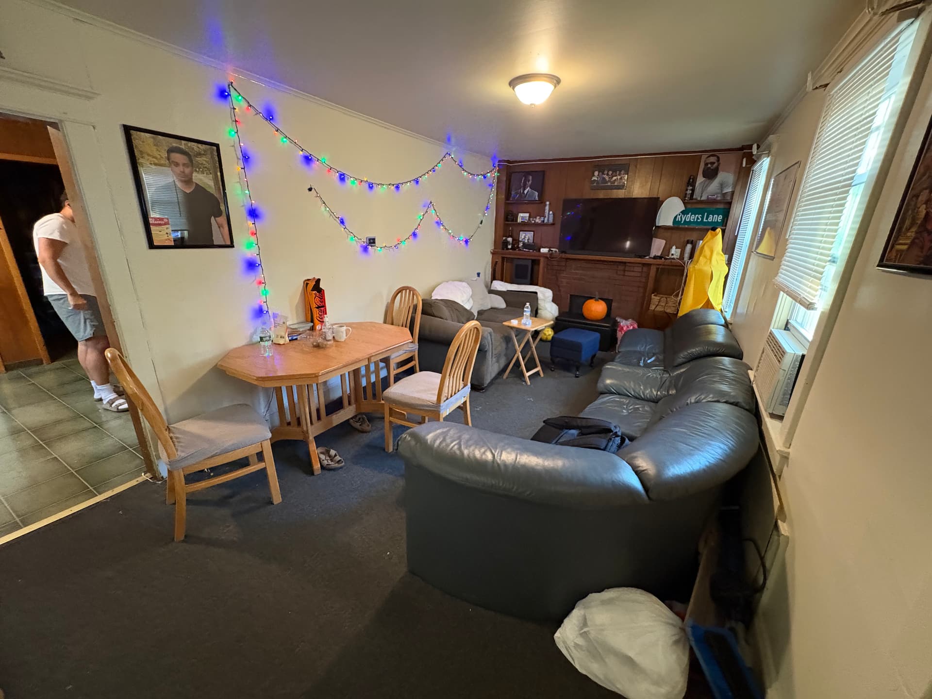 72 Huntington. Huge 6 bedroom, 2 bath house. Large Private yard. Free onsite laundry. thumbnail 2
