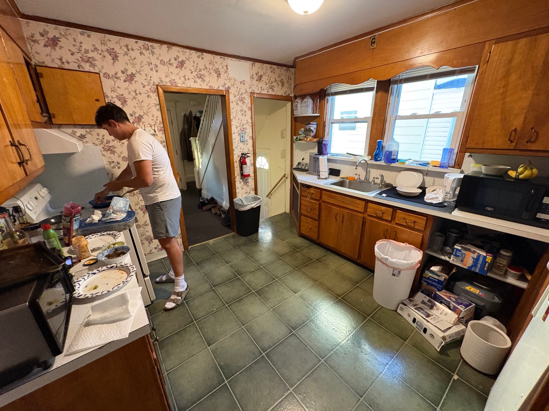 72 Huntington. Huge 6 bedroom, 2 bath house. Large Private yard. Free onsite laundry. thumbnail 3