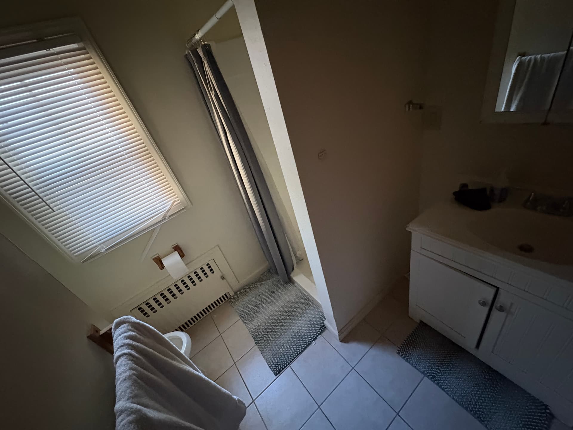 72 Huntington. Huge 6 bedroom, 2 bath house. Large Private yard. Free onsite laundry. thumbnail 6