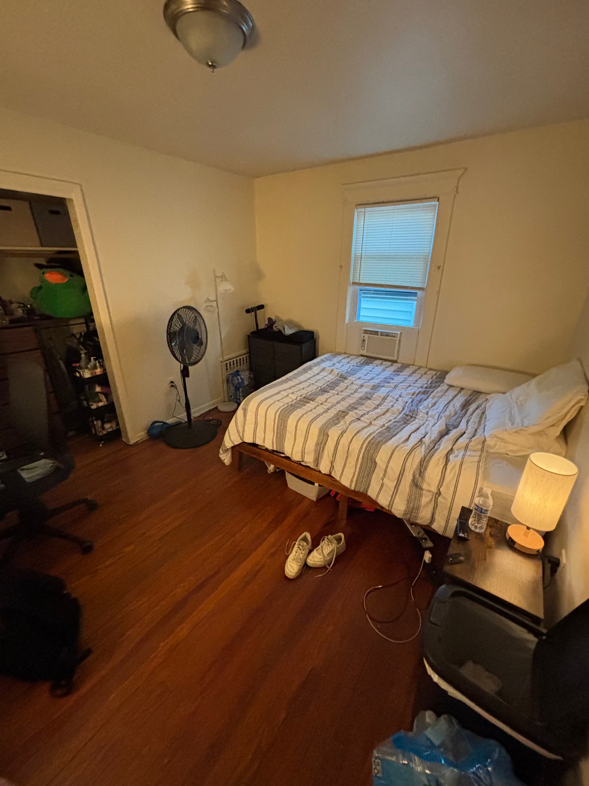 72 Huntington. Huge 6 bedroom, 2 bath house. Large Private yard. Free onsite laundry. thumbnail 7
