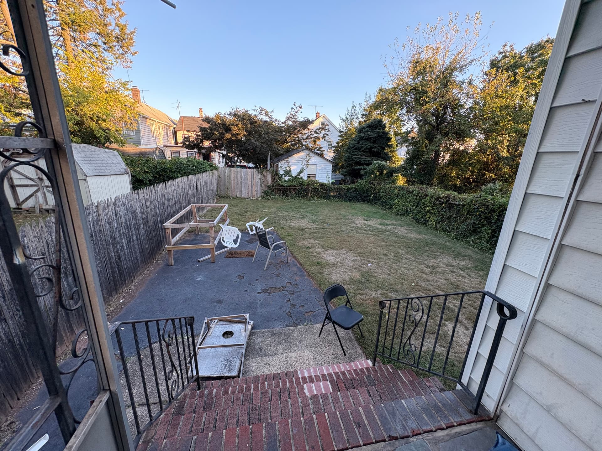 72 Huntington. Huge 6 bedroom, 2 bath house. Large Private yard. Free onsite laundry. thumbnail 8