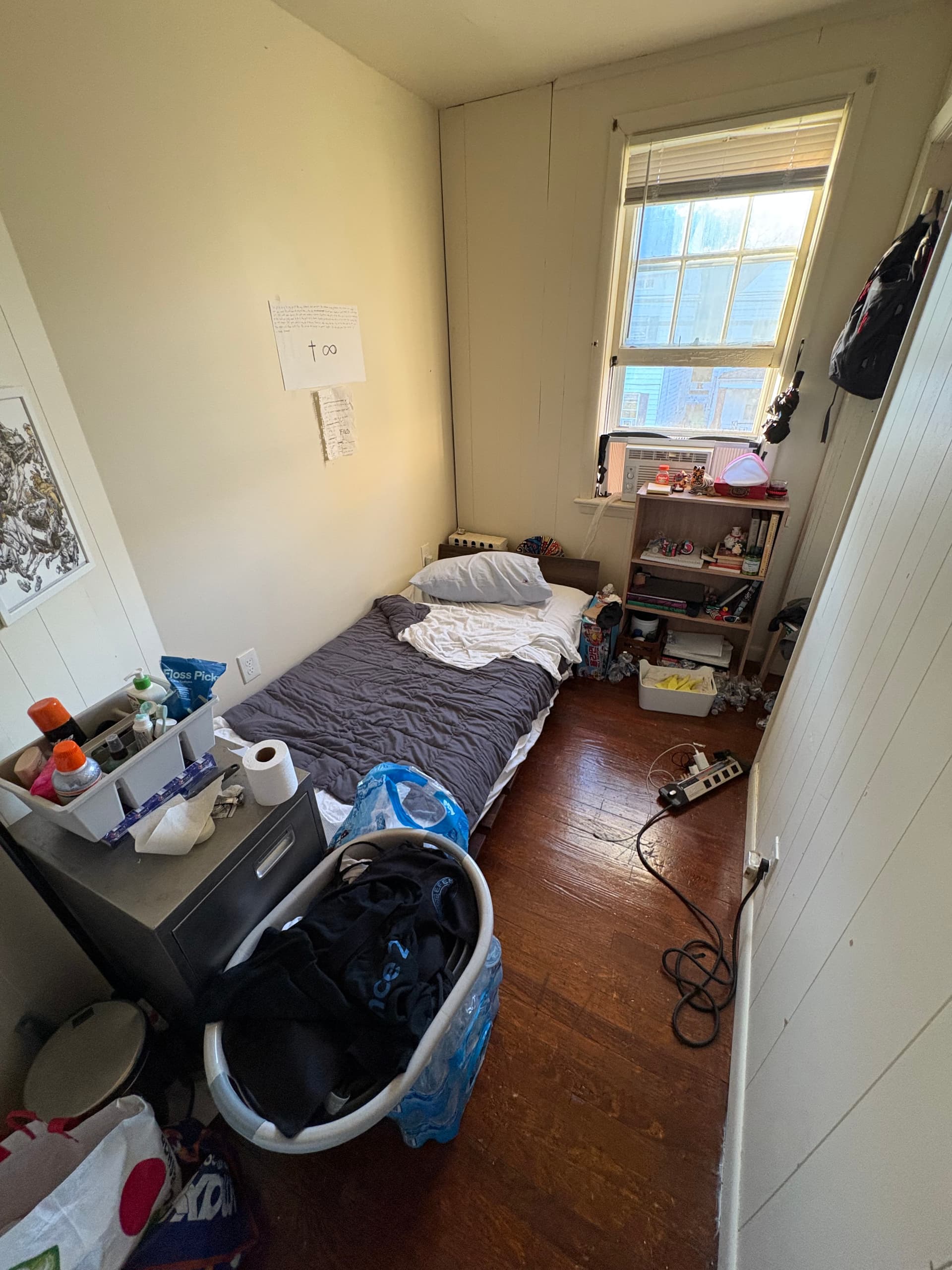 72 Huntington. Huge 6 bedroom, 2 bath house. Large Private yard. Free onsite laundry. thumbnail 11