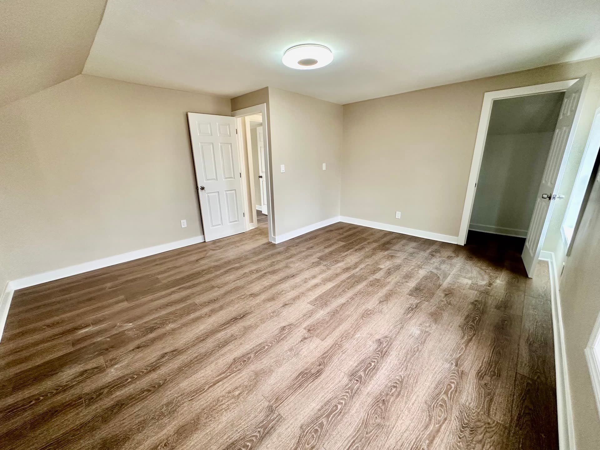 38 Prosper St, less than a block from College Ave, 4 BR, Legal for 7, Fully Renovated thumbnail 5